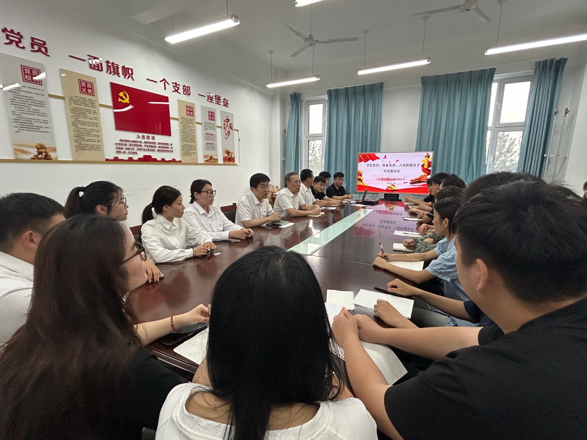 薪火相傳擔使命 經驗共享促成長——生物與化學工程系黨總支舉辦學生黨團員交流座談會